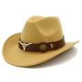 Dettaglio cappello cowboy etnico con fascia in pelle marrone ed emblema testa di toro - Cammello