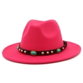 Detail eines fuchsiafarbenen Fedora-Hutes mit Türkissteinen und silbernen Nieten auf Leder - Fuchsia