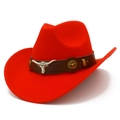 Détail d'un chapeau de cow-boy en feutre rouge avec bandeau en cuir et tête de taureau argent - Rouge