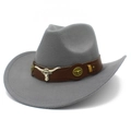 Détail d'un chapeau de cow-boy en feutre gris avec emblème tête de taureau en argent - Gris