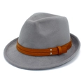 Detalle de sombrero de fieltro gris con correa de cuero marrón y hebilla metálica - Talla única / Gris