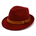Vista detallada del sombrero fedora de lana granate con banda de cuero marrón y remaches - Talla única / Burdeos