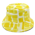 Détail d'un chapeau bob jaune et blanc avec motif géométrique et bordure à coutures précises - Jaune