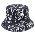 Dettaglio cappello a secchiello nero con stampa graffiti bianca e stile streetwear - Nero