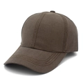 Dettaglio del cappellino in cotone marrone con struttura a 6 pannelli e cuciture rinforzate - caffè