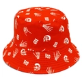 Detailopname van de rode vissershoed met witte schedel en BOO-bedrukkingen - Eén maat / Rood
