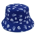 Detail van marineblauwe vissershoed met schedel- en BOO-prints voor streetwear stijl - Eén maat / Blauw