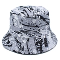 Détail d'un chapeau bob tendance avec motifs artistiques de graffitis à l'encre noir et blanc - Gris