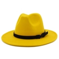 Chapeau fedora en feutre jaune avec ruban cuir noir et boucle dorée sur fond blanc - Taille unique / Jaune