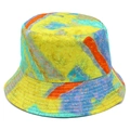 Détail de l'imprimé abstrait coloré sur un chapeau bob avec des coutures soignées - Jaune