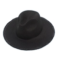 Gros plan d'un chapeau fedora en raphia noir montrant la texture et le bord à franges - Noir