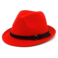 Detailansicht des roten Wollfilzhuts mit schwarzem Zierband und goldenen Schnallen - Rot