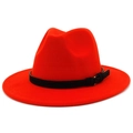 Détail du chapeau fedora rouge en laine avec bande en cuir noir et boucle en métal doré - Taille unique / Rouge
