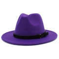 Vue détaillée du chapeau Fedora en feutre violet avec bande noire et boucle dorée - Taille unique / Violet