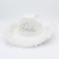 Detalle de sombrero vaquero blanco de novia con letras Bride de strass y plumas - Talla única / Blanco