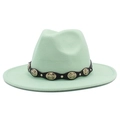 Detalle de sombrero fedora verde menta con banda de cuero negro y adornos plateados - Verde menta