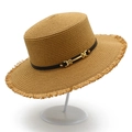 Dettaglio cappello di paglia con tesa sfrangiata e fibbia morsetto dorata - Taglia unica / Marrone