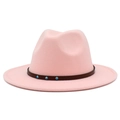 Détail d'un chapeau fedora rose avec bande en cuir marron et clous turquoise sur fond blanc - Rose