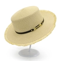 Dettaglio cappello in paglia beige con nastro in pelle nera e fibbia in metallo oro - Taglia unica / Beige