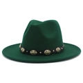 Detalle del sombrero fedora de lana verde oscuro con cinturón de cuero y hebillas metálicas - Verde Oscuro