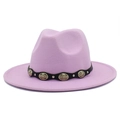Detalle de sombrero fedora rosa con banda de cuero negro y hebilla de metal vintage - Violeta Claro