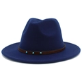 Détail d'un chapeau fedora bleu marine avec bandeau marron gaufré et trois perles turquoise - Bleu clair