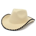 Klassieke crème vilten cowboyhoed met zwarte golvende rand op een witte achtergrond - Beige