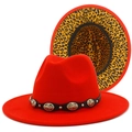 Dettaglio del cappello fedora rosso con fascia in pelle, fibbia in metallo e falda leopardata - Taglia unica / Rosso