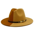 Dettaglio cappello fedora bicolore con fascia in pelle marrone e fibbia oro - Marrone Cachi