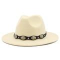 Detalle de cinturón decorativo con remaches de girasol plateados en sombrero fedora de lana - Beige