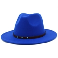 Détail d'un chapeau fedora bleu roi avec un ruban marron orné de perles turquoise - Bleu royal