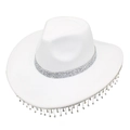 Detalle de sombrero vaquero blanco con flecos de diamantes de imitación y lentejuelas - Blanco
