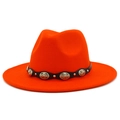 Detalle de sombrero de fieltro naranja con banda de cuero negro y hebillas metálicas - Rojo Anaranjado