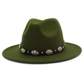 Dettaglio cappello in lana verde scuro con cinturino in pelle nera e fibbia a sole dorata - Verde Militare