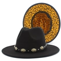 Dettaglio del cappello fedora nero con fodera leopardata e nastro con borchie metalliche - Taglia unica / Nero