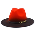 Detail eines rot-schwarzen Ombré-Filzhutes mit Kunstlederband und goldener Schnalle - Einheitsgröße / Rot-Schwarz Verlauf