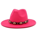Dettaglio cappello jazz in lana fucsia con cinturino in pelle nera e dettagli in metallo - Rosa Rosso