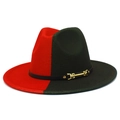 Dettaglio di cappello fedora rosso e verde con cintura nera e fibbia a morsetto oro - Verde militare