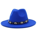 Dettaglio di un cappello di feltro blu reale con fascia in pelle e borchie in metallo - Blu Zaffiro