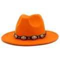 Detalle de sombrero fedora naranja con conchos de metal plateado y una banda negra - Naranja