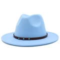 Détail du chapeau fedora bleu ciel avec bandeau en cuir brun et clous turquoise - Rose bonbon