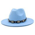 Dettaglio del cappello fedora in lana azzurro con fascia in pelle e fibbie in metallo - Azzurro