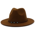 Détail d'un chapeau fedora en laine marron avec ruban en cuir et perles de turquoise - Café
