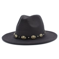 Detalle de sombrero fedora gris oscuro con banda de cuero y adornos de metal vintage - Gris oscuro