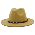 Détail du chapeau Fedora jaune moutarde avec bande en cuir et rivets turquoise - Kaki
