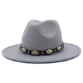 Dettaglio cappello fedora grigio con fascia in pelle nera e fibbia in metallo dorato - Grigio