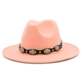 Detalle de sombrero de fieltro rosa coral con cinta negra y tachuelas metálicas plateadas - Rosa carne