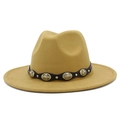 Dettaglio del cappello in feltro kaki con borchie in metallo su cinturino in pelle - Cachi