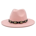 Dettaglio del cappello fedora rosa in lana con fascia in pelle e borchie metalliche - Rosa