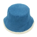 Nahaufnahme von Cord-Anglerhut mit weißem Lammfellfutter und warmer Winterstruktur - Blau